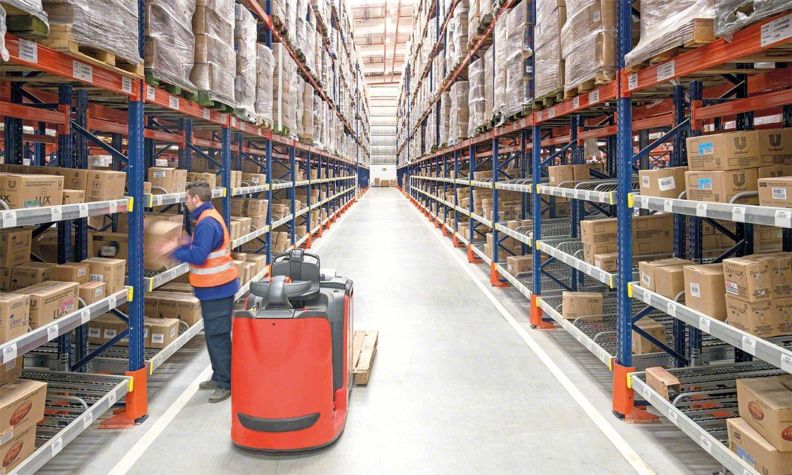 Order picking in a distribution warehouse